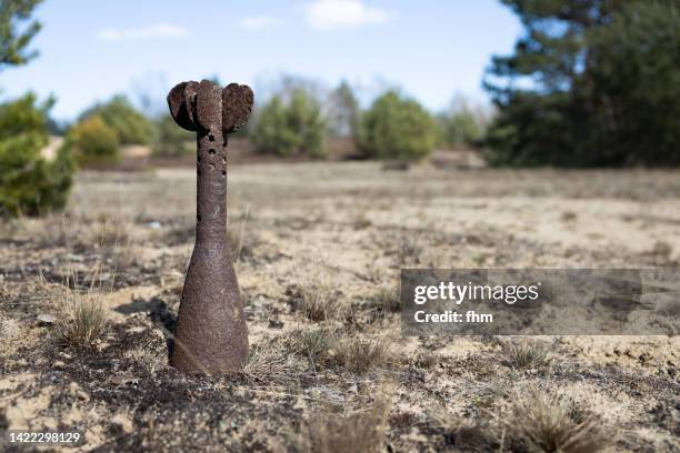 rusty grenade - handgranate stock-fotos und bilder