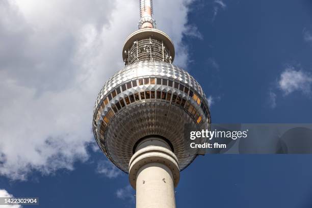berlin television tower with sky (germany) - fernsehturm berlijn stock pictures, royalty-free photos & images