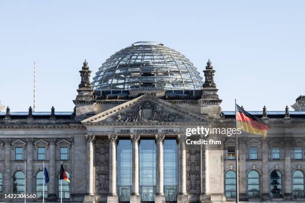 reichstag building with german flag (deutscher bundestag, berlin/ germany) - bundestag - fotografias e filmes do acervo