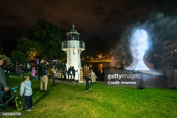 festival für zeitgenössische kunst white night in riga - lantern water stock-fotos und bilder
