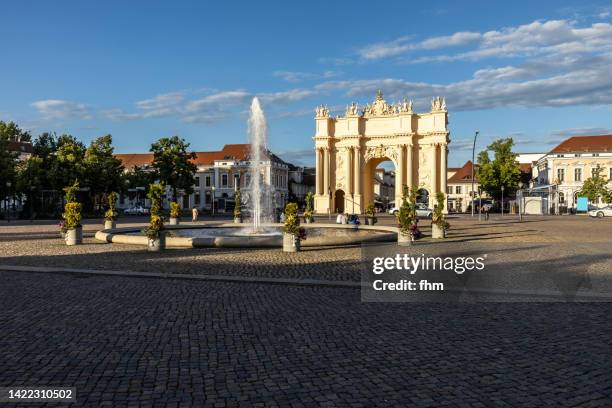 brandenburg gate and luisenplatz (potsdam/ brandenburg, germany) - brandeburgo foto e immagini stock