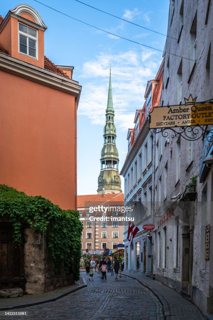 Der Turm der Peterskirche ist zwischen den alten Rigaer Häusern zu sehen