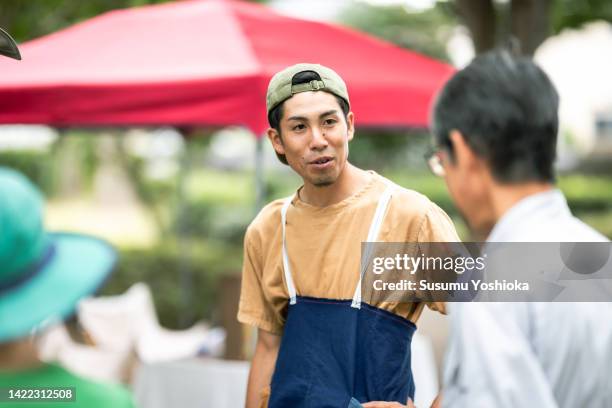 organic vegetable farmers' market and people on a summer saturday - マルシェ　日本 ストックフォトと画像