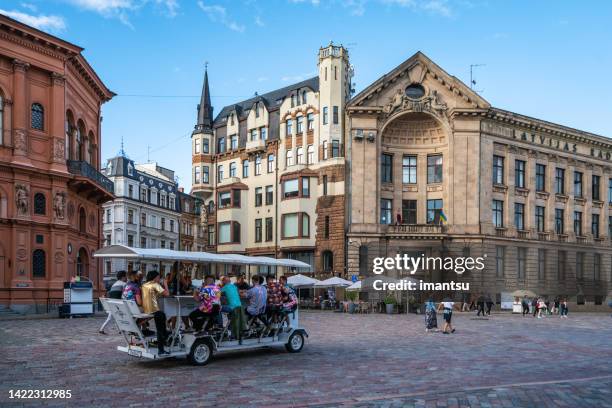 people have fun in the streets of old riga. - barriga stockfoto's en -beelden