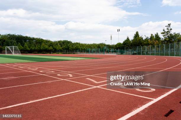 school athletic field - leichtathletikstadion stock-fotos und bilder
