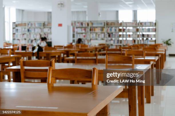 empty wooden tables in the public library - openbare bibliotheek stockfoto's en -beelden