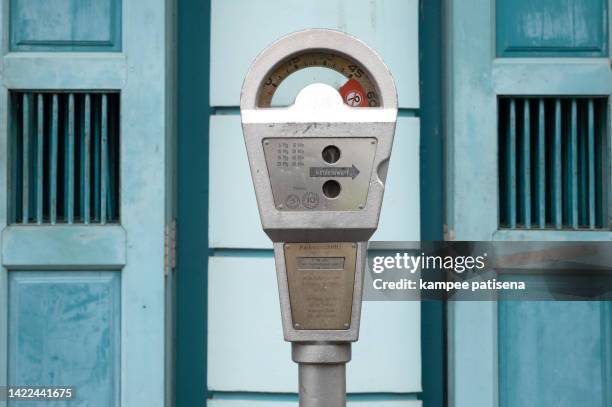 old coin operated parking meter - parquímetro imagens e fotografias de stock