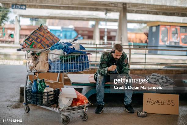 obdachlos mann - obdachlosigkeit stock-fotos und bilder