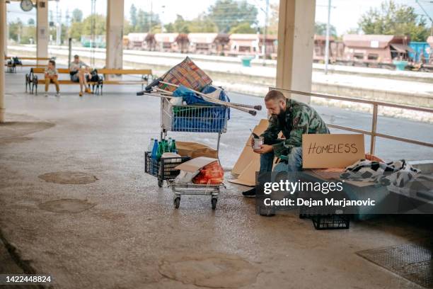 obdachlos mann - beggar stock-fotos und bilder