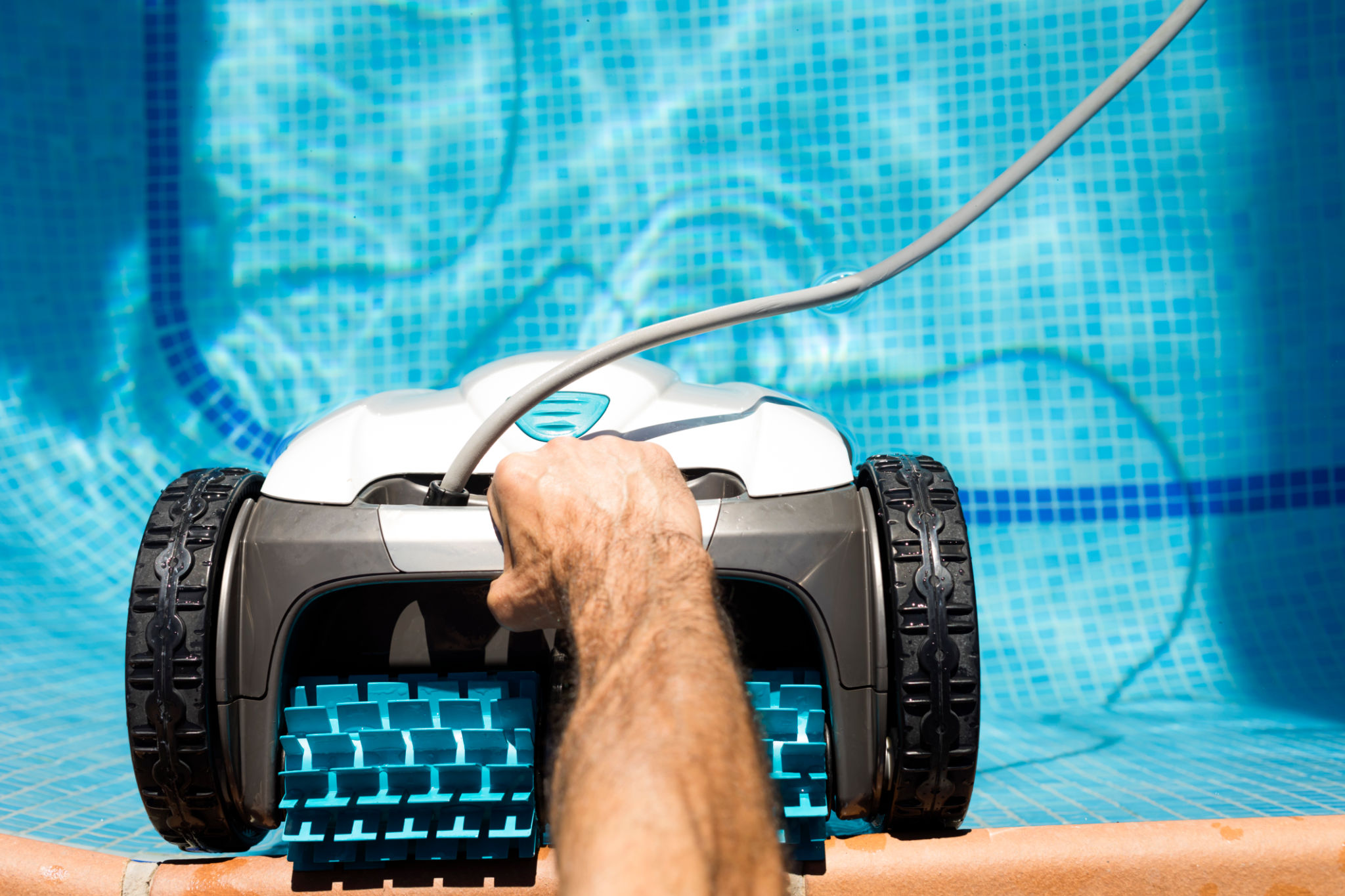 professional pool cleaner