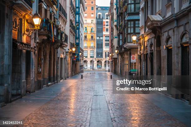 empty alley in bilbao, spain - comunidad autonoma del pais vasco foto e immagini stock