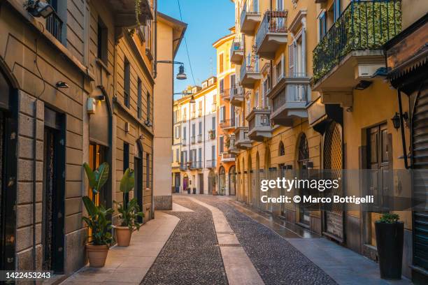 narrow alley in traditional brera district. milan, italy. - italien altstadt stock-fotos und bilder