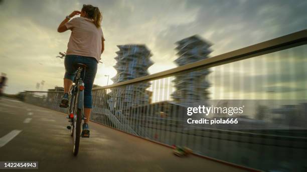コペンハーゲンで都市道路の都市自転車に乗っている女性 - アクション映画 ストックフォトと画像