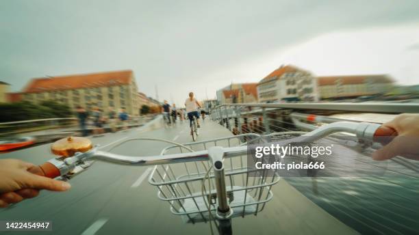 ガールフレンドとコペンハーゲンの都市道路都市自転車に乗るpov - アクション映画 ストックフォトと画像