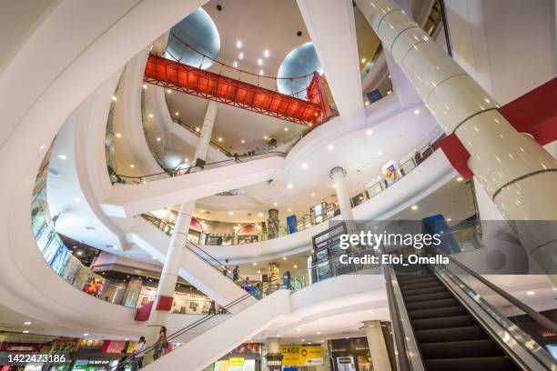 centro comercial terminal 21 y pasarela en el lado frontal que conectaba con la estación de tren bts sky - estación edificio de transporte fotografías e imágenes de stock