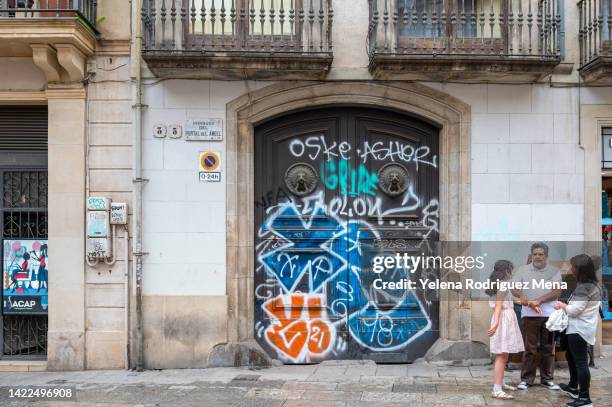 vandalism in barcelona - vandalisme stockfoto's en -beelden