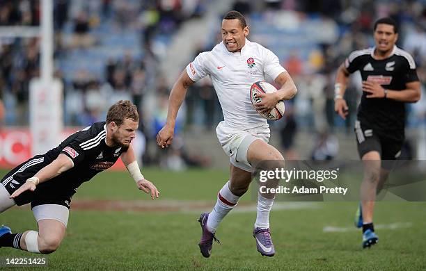 Dan Norton of England carves up the New Zealand defence in the New Zealand vs England match during day two of the Tokyo Sevens at Prince Chichibu...