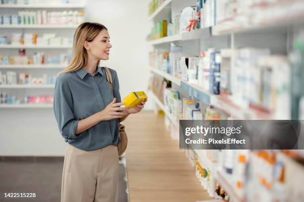 buscando el remedio perfecto - farmacia fotografías e imágenes de stock