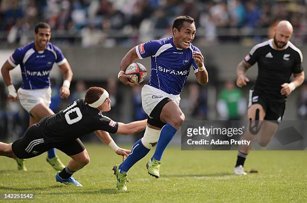 Uale Mai of Samoa makes a break in the New Zealand vs Samoa match during day two of the Tokyo Sevens at Prince Chichibu Stadium on April 1, 2012 in...