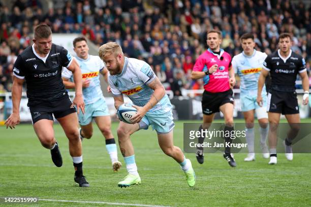 Tyrone Green of Harlequins scores their teams first try during the Gallagher Premiership Rugby match between Newcastle Falcons and Harlequins at...