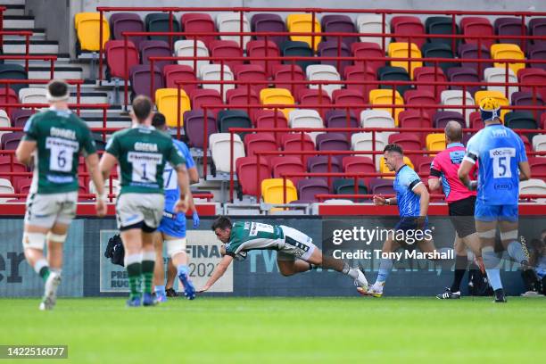 Ben White of London Irish scores their teams second try during the Gallagher Premiership Rugby match between London Irish and Worcester Warriors at...