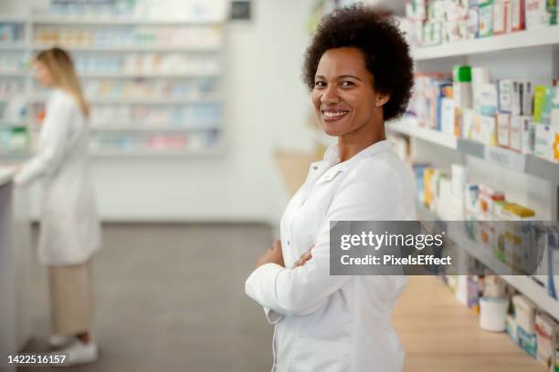 i'm here to help - black pharmacist stock pictures, royalty-free photos & images