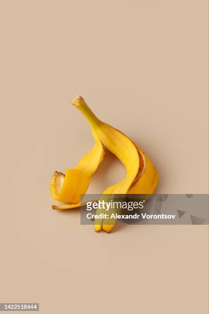 バナナピーリング - バナナの皮 ストックフォトと画像