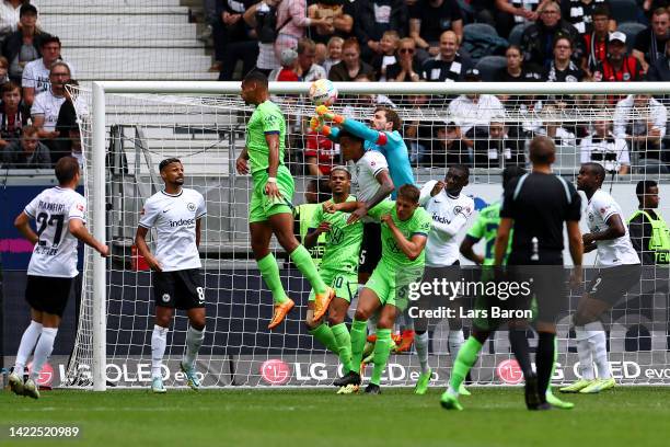 Maxence Lacroix of VfL Wolfsburg scores their team's first goal during the Bundesliga match between Eintracht Frankfurt and VfL Wolfsburg at Deutsche...