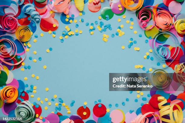 party background with colorful streamers for celebrating birthday. space with scattered confetti - luftschlange stock-fotos und bilder