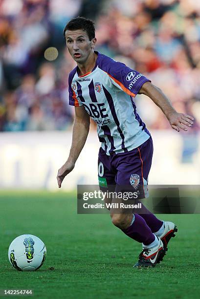 Liam Miller of the Glory looks to pass the ball during the A-League Elimination Fimal match between the Perth Glory and the Melbourne Heart at nib...