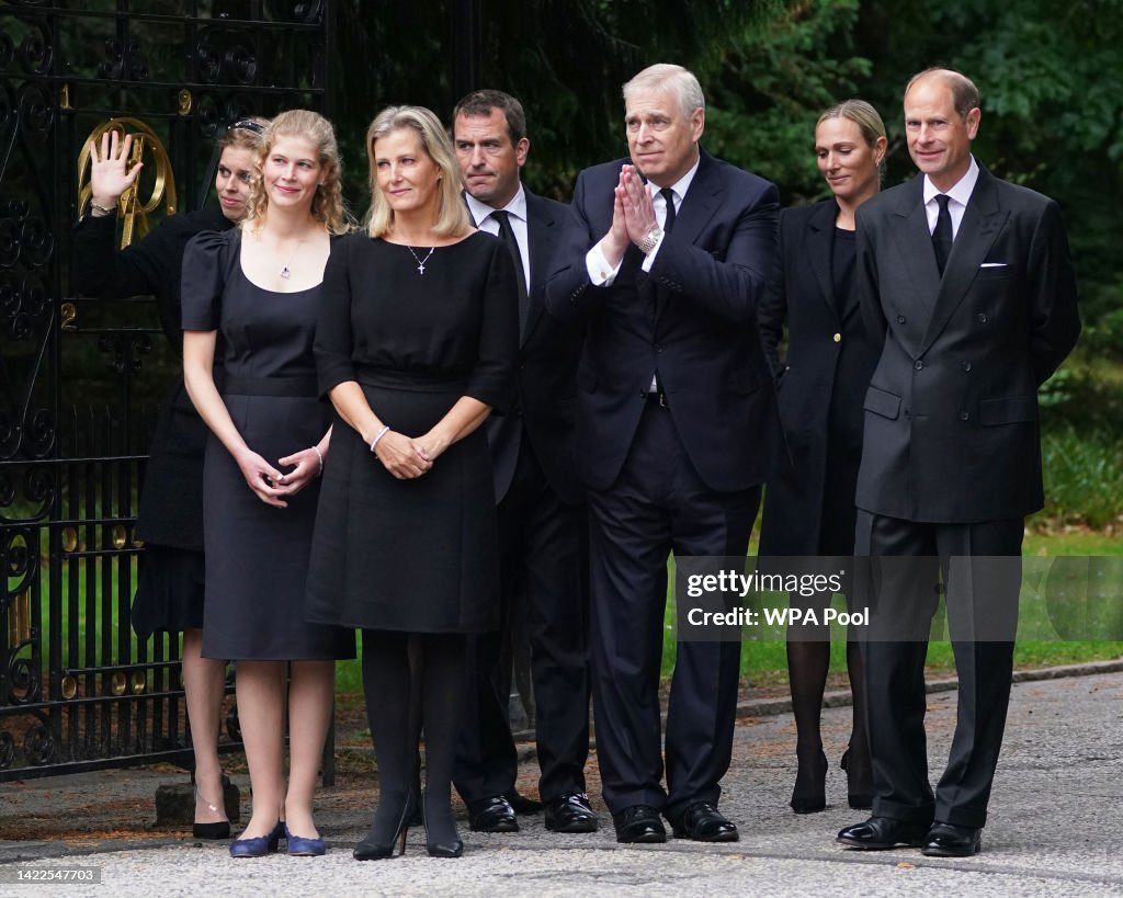 The Nation Mourns The Death Of Queen Elizabeth II - Saturday