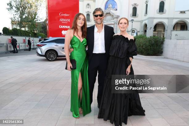 Liv Freundlich, Bart Freundlich and Julianne Moore arrive for the Closing Ceremony red carpet during the 79th Venice Film Festival on September 10,...