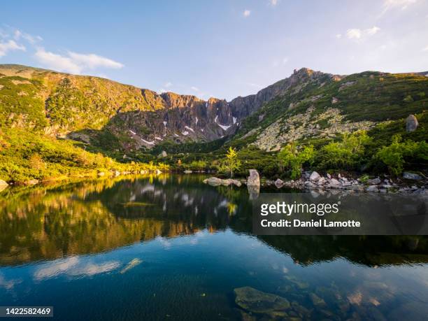 afternoon in karkonosze mountains with view on the lake - riesengebirge stock-fotos und bilder