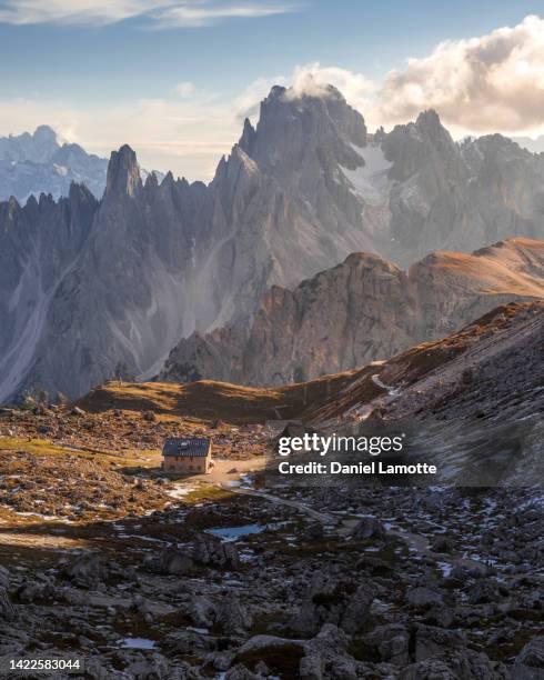 mountain shelter rifugio lavaredo and view on cadini di misurina in dolomites - dolomites photos et images de collection