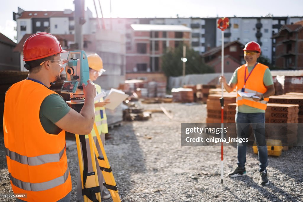 Vermessungsingenieure und Ingenieure vor Ort