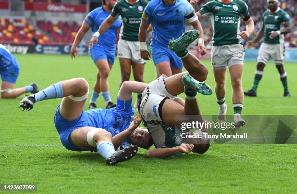 Will Joseph of London Irish is tackled by Tom Dodd of Worcester Warriors as he scores a try during the Gallagher Premiership Rugby match between...