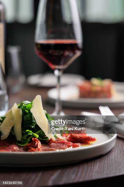 carpaccio de ternera, plato de carne cruda con vino - carpaccio alimento fotografías e imágenes de stock