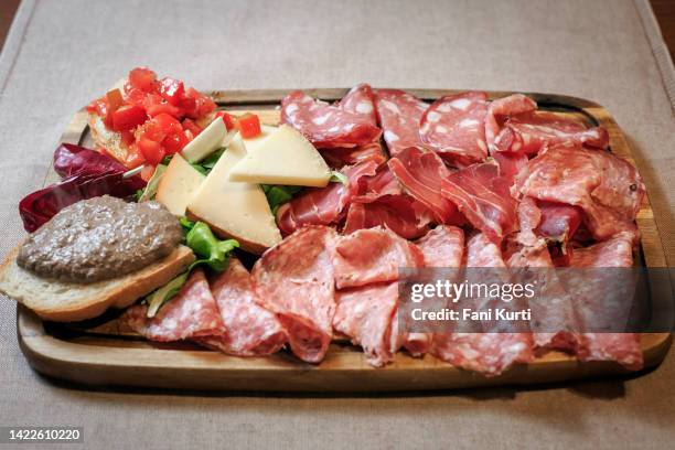 italian charcuterie salami and cheese board - charcuterie board 個照片及圖片檔