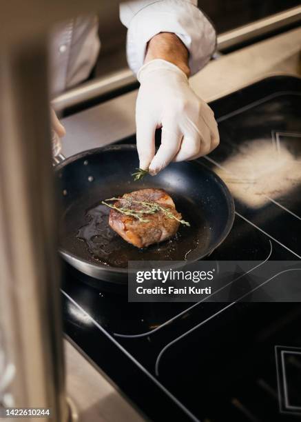 kochen eines rinderfiletsteaks in einer pfanne - steakhouse stock-fotos und bilder