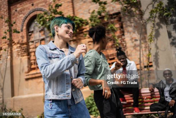 friends dancing in the street - achttien jaar stockfoto's en -beelden