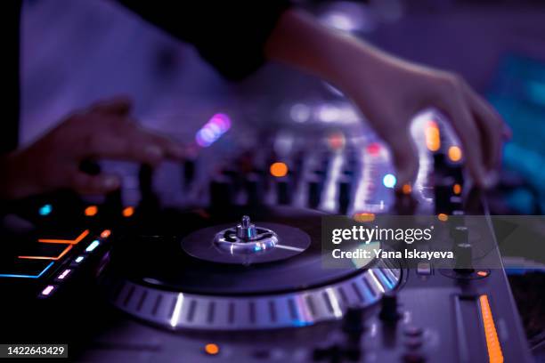 american dj working with sound, spinning turntable records at a night club party - rave stock-fotos und bilder