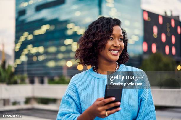 donna nera felice, sorriso sul viso e telefono per la comunicazione di testo e internet online o ricerca web. ragazza nella strada di new york city utilizzando l'app di social media per smartphone o il sistema gps per trovare la posizione della strada - african travel smile foto e immagini stock