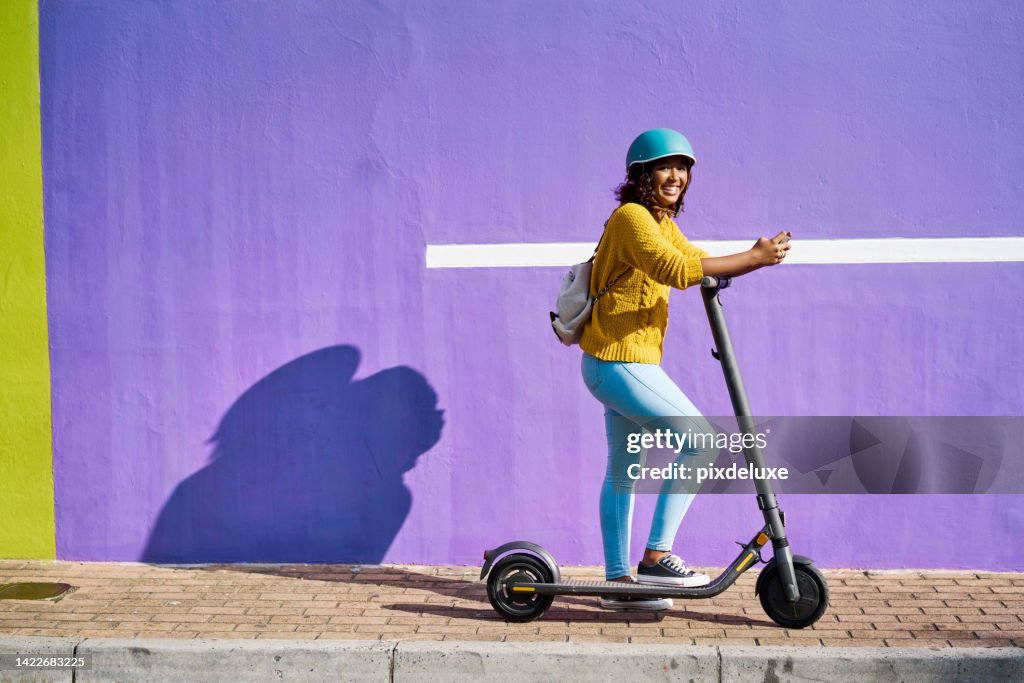 Donna, scooter elettrico e viaggio in città per studenti di moda costruendo sfondo con telefono social media. Modello felice e cool sull'impronta di carbonio ecologica e ambientale e sul futuro trasporto di energia