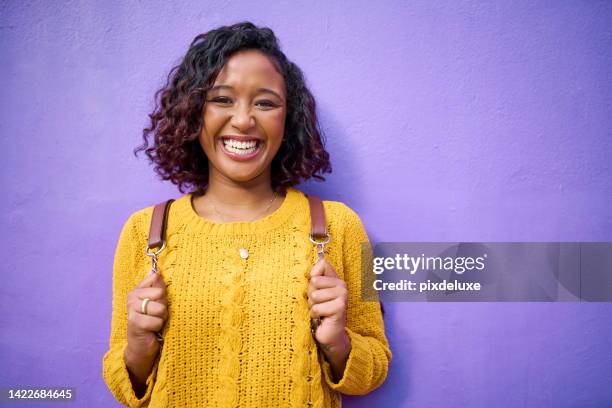 portrait joyeux, funky et rétro de la femme ou de l’étudiant de la génération z sur une maquette murale à fond violet. femme nlack avec un grand sourire avec un sac à dos et un style amusant et vibrant profitant de son week-end, de ses vacances ou  - african student photos et images de collection