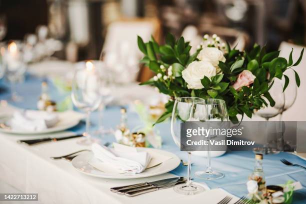 decorazione di nozze con fiori freschi. tavolo allestito. - ricevimento di nozze foto e immagini stock