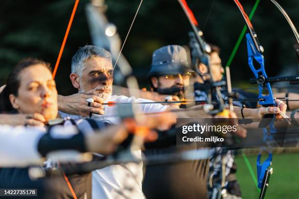 entrenamiento de tiro con arco al aire libre - arrows target fotografías e imágenes de stock