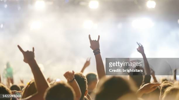 publikum in einem rockkonzert - heavy metal stock-fotos und bilder