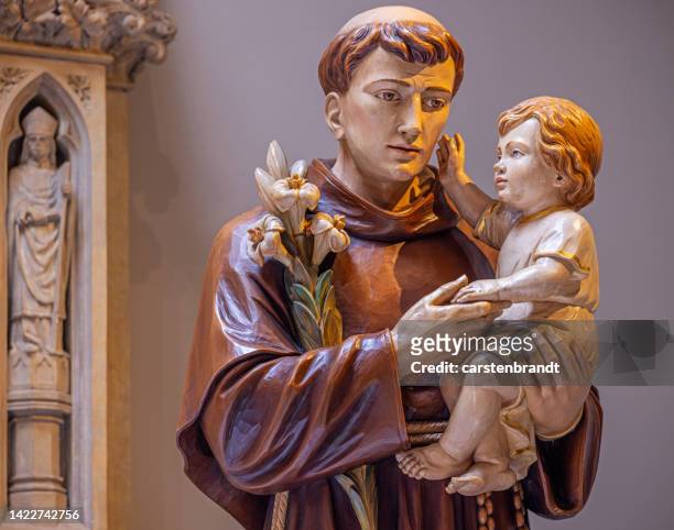 392 Saint Anthony Statue Photos and Premium High Res Pictures - Getty Images