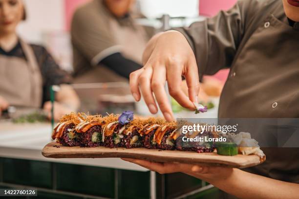 vegan sushi restaurant chef - serveerschaal stockfoto's en -beelden
