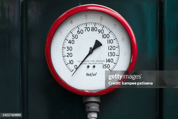red pressure gauge - manomètre de pression photos et images de collection